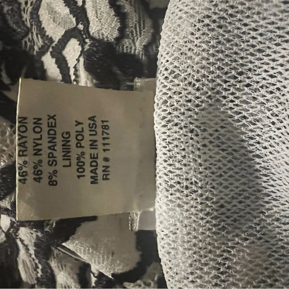 Soft stretch lace with lining top- never worn - Picture 4 of 4